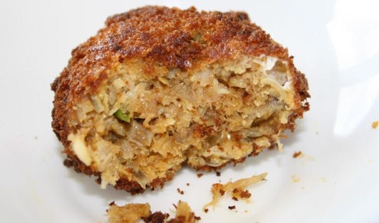 Fish cakes are prepared very simply and are suitable for a diet with pancreatitis. 